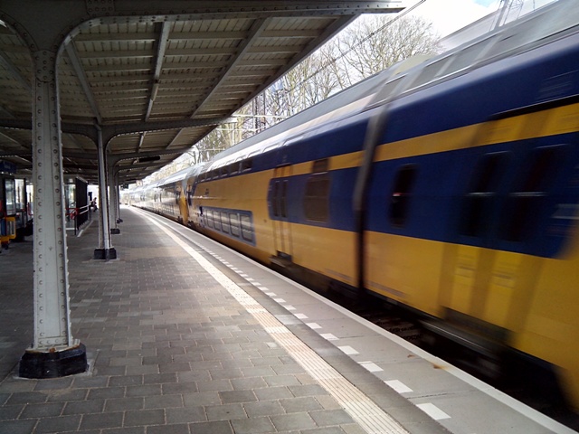 Harderwijk Station -intercity raast voorbij - D66 Lobby